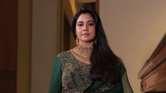 Narayani Shastri made her television debut on DD with Kahani Saat Pheron Ki.