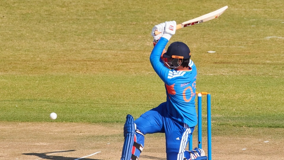 এশিয়ান গেমস ২০২৬-এ আবারও সোনার স্বপ্ন নিয়ে মাঠে নামতে চলেছে ভারতের পুরুষ ও মহিলা ক্রিকেট দল। (AFP)