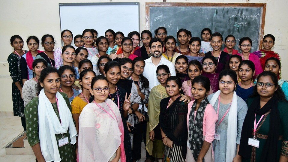 <p>ఆ తర్వాత లబ్ధిదారురాలైన తల్లి లేదా విద్యార్థి యొక్క 12 అంకెల ఆధార్ నంబర్‌ను నమోదు చేయాలి. ఆధార్‌తో అనుసంధానమైన మొబైల్ నంబర్‌కు వచ్చే ఓటీపీ (OTP) ని ఎంటర్ చేసి వెరిఫై చేస్తే, వెంటనే మీ పేమెంట్ స్టేటస్ (Success లేదా Pending) స్క్రీన్‌పై స్పష్టంగా కనిపిస్తుంది.</p>
