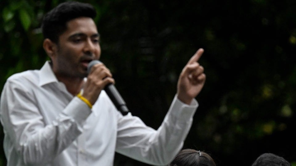 কলকাতা পুরসভার নোটিসের পর এবার তলব করা হল তৃণমূল কংগ্রেসের সর্বভারতীয় সাধারণ সম্পাদক অভিষেক বন্দ্যোপাধ্যায়ের বাবা অমিত বন্দ্যোপাধ্যায়কে। (AFP)