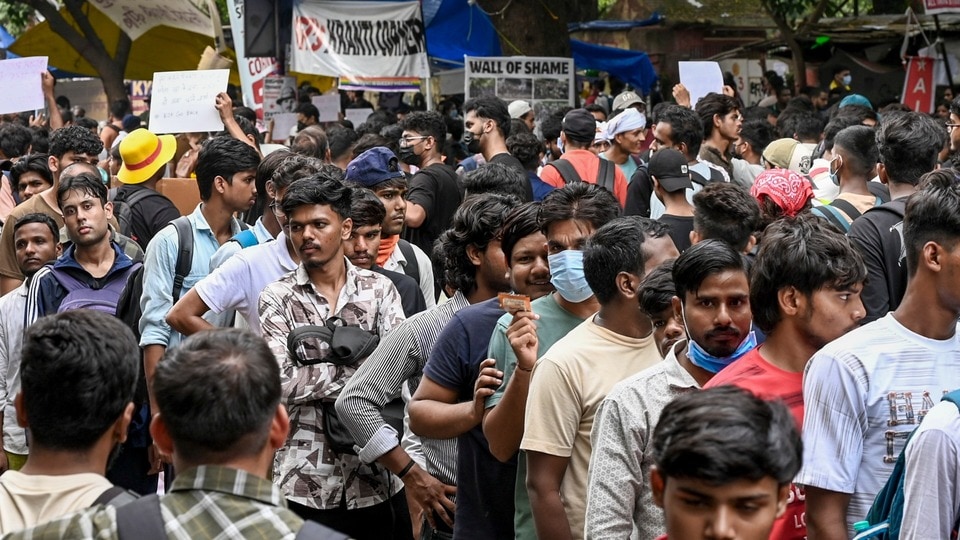 প্রশ্নফাঁস ও পরীক্ষায় জালিয়াতি রুখতে আরও কঠোর আইন আনতে চলেছে কেন্দ্রীয় সরকার। (PTI)