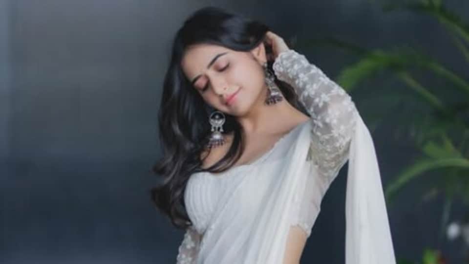 <p>చీరకట్టులో పరువాలు పరిచేసింది ఆషికా రంగనాథ్. ఈ కన్నడ బ్యూటీ ఫొటోలు ఇప్పుడు వైరల్ గా మాారాయి. </p>(instagram-Ashika Ranganath)