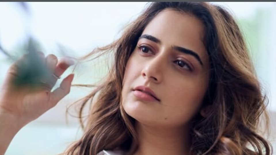 <p>నందమూరి కళ్యాణ్ రామ్ హీరోగా నటించిన అమిగోస్ మూవీతో తెలుగులో అడుగుపెట్టింది ఆషికా. కానీ ఆ మూవీ బాక్సాఫీస్ దగ్గర బొక్కబోర్లా పడింది. </p>(instagram-Ashika Ranganath)