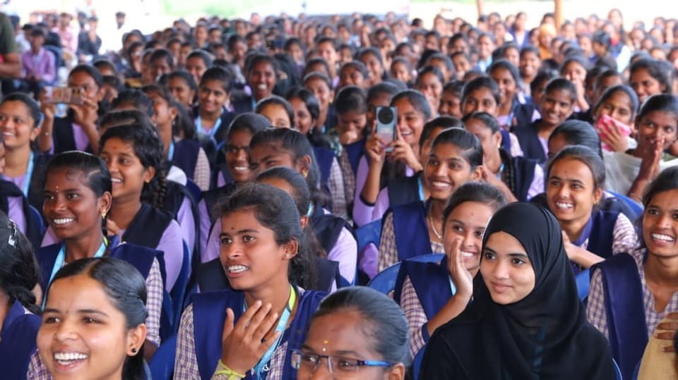 <p>'తల్లికి వందనం' పథకానికి సంబంధించిన ఆర్థిక సాయం నిధుల జమ ప్రక్రియపై లబ్ధిదారులకు కొత్త అప్డేట్ వచ్చేసింది. పేమెంట్ స్టేటస్ లేదా దరఖాస్తు స్థితి తెలుసుకోవడానికి లబ్ధిదారులు గ్రామ సచివాలయాలు లేదా ప్రభుత్వ కార్యాలయాల చుట్టూ తిరగాల్సిన అవసరం ఉండదు. 'మన మిత్ర' (Mana Mitra) వాట్సాప్ గవర్నెన్స్ వేదిక ద్వారా కేవలం ఒక్క మెసేజ్‌తో తమ పేమెంట్ స్టేటస్‌ను లబ్ధిదారులు సులభంగా తెలుసుకోవచ్చు. </p>