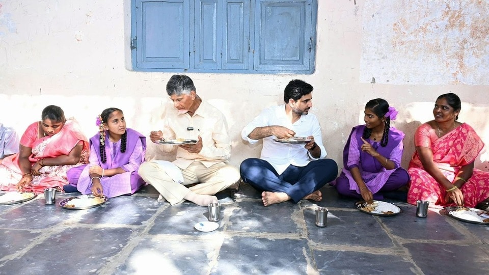 <p>ఒకవేళ మీ స్టేటస్‌లో 'Pending' అని కనిపిస్తే ఆందోళన చెందాల్సిన పనిలేదు. దీనికి సంబంధించి ప్రభుత్వం కొన్ని ప్రధాన కారణాలను స్పష్టం చేసింది. బ్యాంక్ ఖాతాకు ఆధార్ సీడింగ్ లేదా NPCI మ్యాపింగ్ సరిగా కాకపోవడం, ఆధార్ ధ్రువీకరణ లేదా ఈ-కేవైసీ ప్రక్రియ పెండింగ్‌లో ఉండటం, పాఠశాలలో విద్యార్థికి ఉండాల్సిన కనీస హాజరు శాతం పూర్తి కాకపోవడం వంటి కారణాలతో మాత్రమే పెండింగ్ అని వస్తుంది.</p>