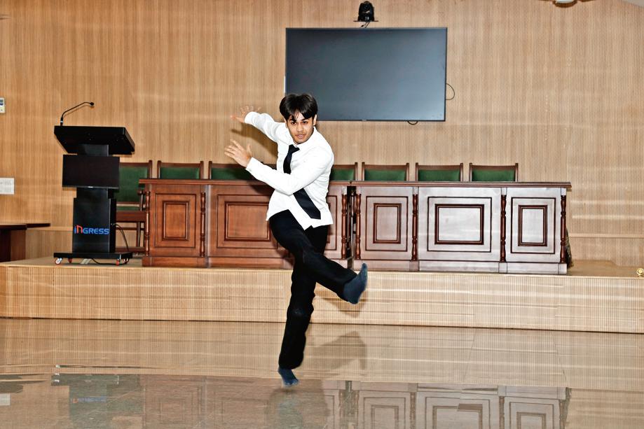 Kunsh Kundra, performed a dance routine inspired by Tiger Shroff. Kunsh Kundra, performed a dance routine inspired by Tiger Shroff.