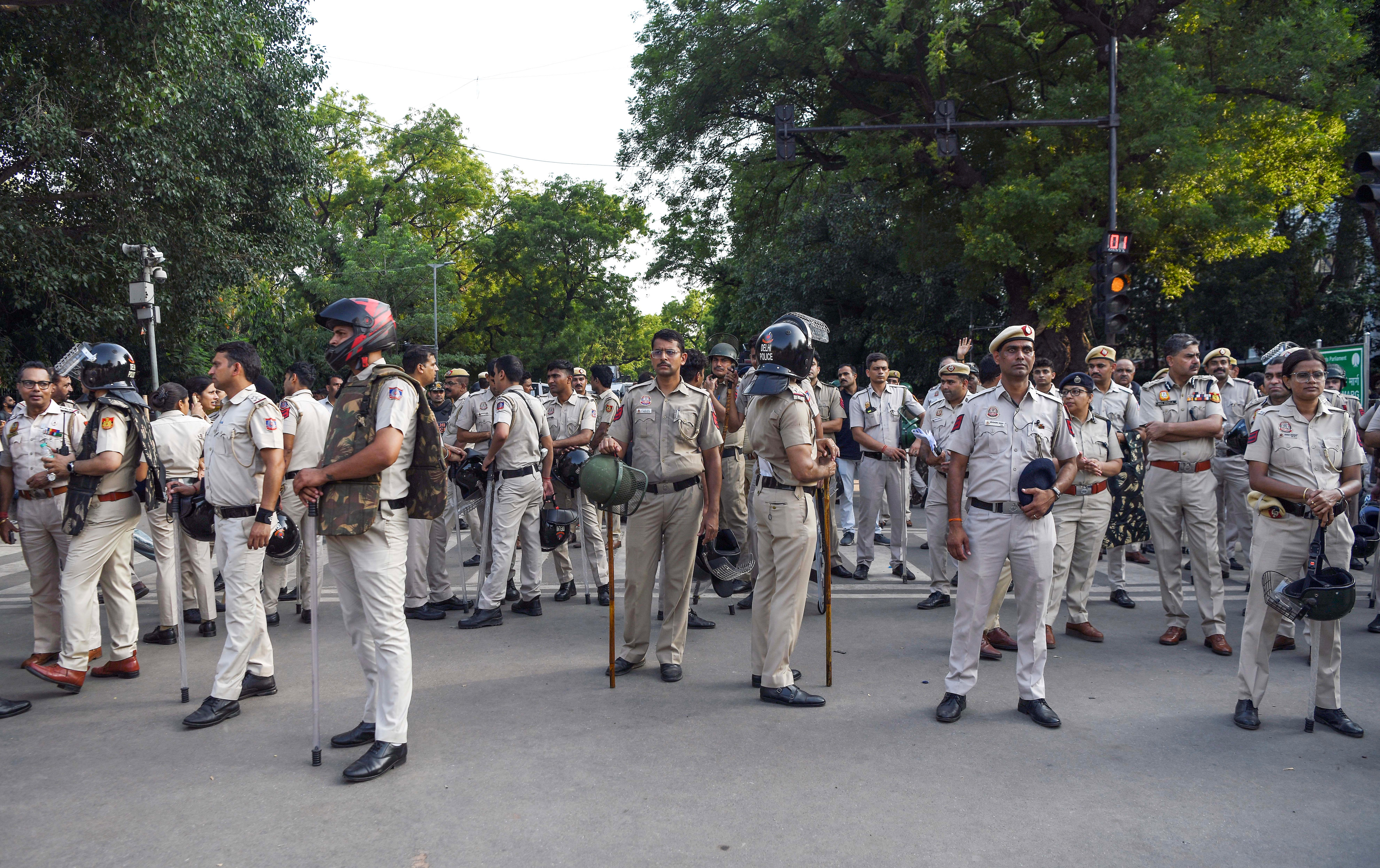 Heavy police force was deployed near Jantar Mantar amid the ongoing protest of the Janata Party, which is demanding the resignation of Union Education Minister Dharmendra Pradhan over alleged examination irregularities and leakage of NEET papers, in Delhi on Thursday. (that I) Heavy police force was deployed near Jantar Mantar amid the ongoing protest of the Janata Party, which is demanding the resignation of Union Education Minister Dharmendra Pradhan over alleged examination irregularities and leakage of NEET papers, in Delhi on Thursday. (that I)