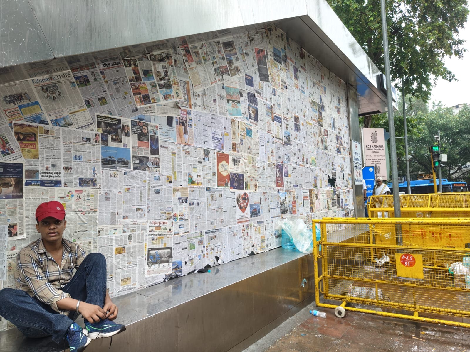 Janpath metro station glass panels covered with newspapers on Friday (HT) Janpath metro station glass panels covered with newspapers on Friday (HT)