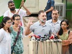 న్యూఢిల్లీ, భారతదేశం – జూలై 25, 2026: శనివారం, జూలై 25, 2026న న్యూఢిల్లీలో, లోక్‌సభలో ప్రతిపక్ష నాయకుడు రాహుల్ గాంధీ విద్యార్థుల బృందంతో ప్రస్తుత సమస్యలపై సమావేశమై మీడియాతో మాట్లాడారు. (Hindustan Times)