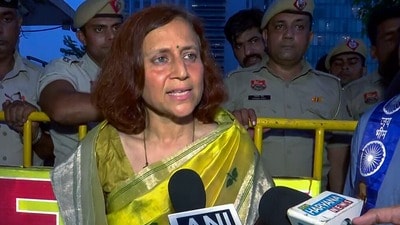 সোনম ওয়াংচুকের পাশে দাঁড়ালেন স্ত্রী গীতাঞ্জলি জে অ্যাংমো। (ANI Video Grab) সোনম ওয়াংচুকের পাশে দাঁড়ালেন স্ত্রী গীতাঞ্জলি জে অ্যাংমো। (ANI Video Grab)
