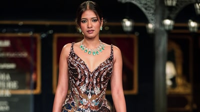 A model presents a creation by fashion designer Falguni Shane Peacock during the showcase at Taj Palace in New Delhi on Friday. (SHAZID CHAUHAN ) A model presents a creation by fashion designer Falguni Shane Peacock during the showcase at Taj Palace in New Delhi on Friday. (SHAZID CHAUHAN )