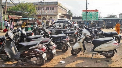 According to officials, the parking contract generated nearly ₹70,000 per day, translating into an estimated ₹21 lakh in monthly revenue. (Gurpreet Singh/Ht) According to officials, the parking contract generated nearly ₹70,000 per day, translating into an estimated ₹21 lakh in monthly revenue. (Gurpreet Singh/Ht)