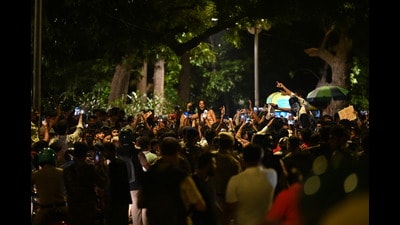 At around 10.15pm on Saturday, police estimated that a crowd of 4,000 people remained at the site. (Sanchit Khanna/HT Photo) At around 10.15pm on Saturday, police estimated that a crowd of 4,000 people remained at the site. (Sanchit Khanna/HT Photo)