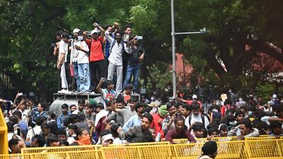 At around 10.15pm on Saturday, police estimated that a crowd of 4,000 people remained at the site. (Sanchit Khanna/HT Photo)