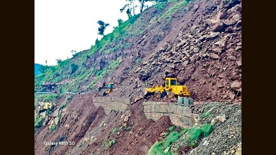 Border Roads Organisation officials clearing debris at an affected site following recent landslides on Saturday. (HTPhoto) Border Roads Organisation officials clearing debris at an affected site following recent landslides on Saturday. (HTPhoto)