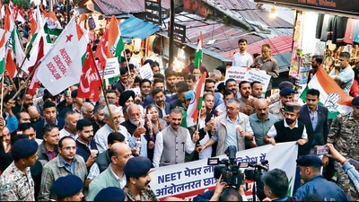 CM Sukhvinder Singh Sukhu, along with Congress leaders, CPI(M) members, and students, took out a candle march from Mall Road to the Ridge in Shimla on Saturday. (Deepak Sansta/HT) CM Sukhvinder Singh Sukhu, along with Congress leaders, CPI(M) members, and students, took out a candle march from Mall Road to the Ridge in Shimla on Saturday. (Deepak Sansta/HT)