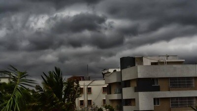 <p>అమరావతి వాతావరణ కేంద్రం రిపోర్ట్ ప్రకారం…. మున్నార్ గల్ఫ్ నుంచి తమిళనాడు, కర్ణాటక మీదుగా ద్రోణి కొనసాగుతోంది. సగట్టు సగటు సముద్రమట్టానికి 0.9 కి.మీ ఎత్తులో ద్రోణి విస్తరించింది. ఏపీ, యానాం మీదుగా దిగువ ఉష్ణమండల/ దక్షిణ/నైరుతి గాలులు వీస్తున్నాయి.<br> </p> <p>అమరావతి వాతావరణ కేంద్రం రిపోర్ట్ ప్రకారం…. మున్నార్ గల్ఫ్ నుంచి తమిళనాడు, కర్ణాటక మీదుగా ద్రోణి కొనసాగుతోంది. సగట్టు సగటు సముద్రమట్టానికి 0.9 కి.మీ ఎత్తులో ద్రోణి విస్తరించింది. ఏపీ, యానాం మీదుగా దిగువ ఉష్ణమండల/ దక్షిణ/నైరుతి గాలులు వీస్తున్నాయి.<br> </p>