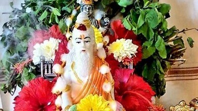 జూలై 29 గురు పౌర్ణమి.. తప్పక పఠించాల్సిన శక్తివంతమైన గురు శ్లోకాలు! (pinterest) జూలై 29 గురు పౌర్ణమి.. తప్పక పఠించాల్సిన శక్తివంతమైన గురు శ్లోకాలు! (pinterest)