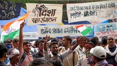 কেন্দ্রের সঙ্গে তৃতীয় দফার বৈঠকের কয়েক ঘণ্টা আগেই নিজেদের অবস্থান আরও কঠোর করল ককরোচ জনতা পার্টি (সিজেপি)। (REUTERS)