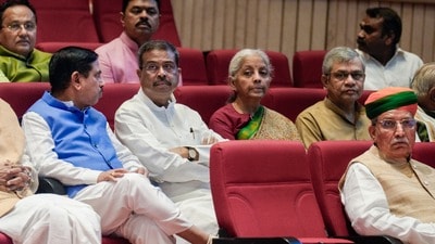 ধর্মেন্দ্র প্রধানের সঙ্গে প্রহ্লাদ জোশী। (ফাইল ছবি, সৌজন্যে পিটিআই) ধর্মেন্দ্র প্রধানের সঙ্গে প্রহ্লাদ জোশী। (ফাইল ছবি, সৌজন্যে পিটিআই)
