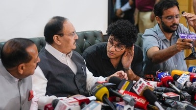 దిగొచ్చిన కేంద్రం: CJP నిరసన విరమణ, కేసుల ఎత్తివేతకు గ్రీన్ సిగ్నల్ (PTI) దిగొచ్చిన కేంద్రం: CJP నిరసన విరమణ, కేసుల ఎత్తివేతకు గ్రీన్ సిగ్నల్ (PTI)