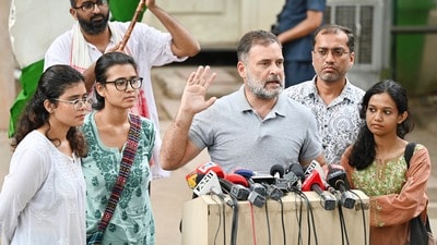 న్యూఢిల్లీ, భారతదేశం – జూలై 25, 2026: శనివారం, జూలై 25, 2026న న్యూఢిల్లీలో, లోక్సభలో ప్రతిపక్ష నాయకుడు రాహుల్ గాంధీ విద్యార్థుల బృందంతో ప్రస్తుత సమస్యలపై సమావేశమై మీడియాతో మాట్లాడారు. (Hindustan Times) న్యూఢిల్లీ, భారతదేశం – జూలై 25, 2026: శనివారం, జూలై 25, 2026న న్యూఢిల్లీలో, లోక్సభలో ప్రతిపక్ష నాయకుడు రాహుల్ గాంధీ విద్యార్థుల బృందంతో ప్రస్తుత సమస్యలపై సమావేశమై మీడియాతో మాట్లాడారు. (Hindustan Times)