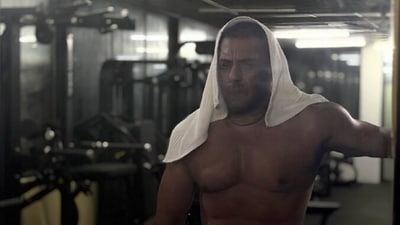Salman Khan gives a glimpse into his late night gym session. Salman Khan gives a glimpse into his late night gym session.