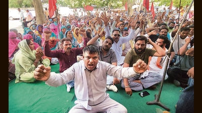Sanitation workers continue to remain on strike in various parts of Punjab, demanding regular jobs, salary increase and restoration of the old pension scheme. (Sanjeev Kumar/HT) Sanitation workers continue to remain on strike in various parts of Punjab, demanding regular jobs, salary increase and restoration of the old pension scheme. (Sanjeev Kumar/HT)