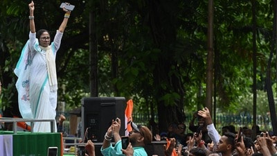 দলীয় এক শীর্ষ নেতা জানিয়েছেন, মমতা বন্দ্যোপাধ্যায়ের দিল্লিতে ককরোচ জনতা পার্টির কর্মসূচিতে যোগ দেওয়ার সম্ভাবনা রয়েছে। (Hindustan Times) দলীয় এক শীর্ষ নেতা জানিয়েছেন, মমতা বন্দ্যোপাধ্যায়ের দিল্লিতে ককরোচ জনতা পার্টির কর্মসূচিতে যোগ দেওয়ার সম্ভাবনা রয়েছে। (Hindustan Times)