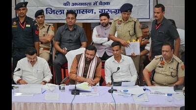 The CM resolved 13 of 15 public grievances, ordered a joint survey in Wazirpur Enclave and restoration of power in Sector 83. (Parveen Kumar/HT) The CM resolved 13 of 15 public grievances, ordered a joint survey in Wazirpur Enclave and restoration of power in Sector 83. (Parveen Kumar/HT)