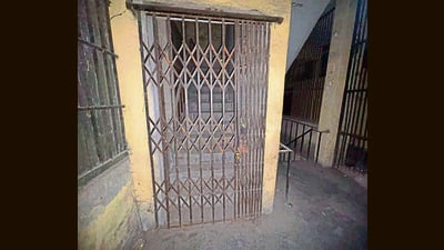 The record room of the MC near Lakkar Bridge from where documents have been stolen. (HT PHOTO) The record room of the MC near Lakkar Bridge from where documents have been stolen. (HT PHOTO)