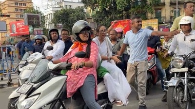 উপাসনা চৌধুরীর সঙ্গে স্কুটিতে মমতা বন্দ্যোপাধ্যায়। উপাসনা চৌধুরীর সঙ্গে স্কুটিতে মমতা বন্দ্যোপাধ্যায়।