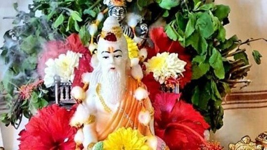 జూలై 29 గురు పౌర్ణమి.. తప్పక పఠించాల్సిన శక్తివంతమైన గురు శ్లోకాలు! (pinterest)