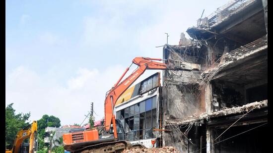 The Lucknow Development Authority (LDA) demolishes the illegal commercial building in Aliganj, Lucknow, where a major fire claimed 15 lives last month. (Deepak Gupta/HT)