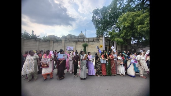 The delegates also formed a human chain in front of the Assembly to protest against police violence targeting students during the July 20 ‘Chalo Sansad’ march in New Delhi. (HT)