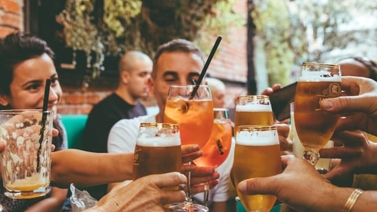 Cardiologist explains whether binge drinking or daily drinking is more damaging to the heart.