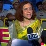 সোনম ওয়াংচুকের পাশে দাঁড়ালেন স্ত্রী গীতাঞ্জলি জে অ্যাংমো। 