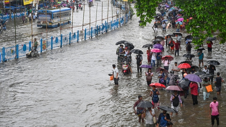 আবহাওয়া দপ্তর জানিয়েছে, বর্তমানে মৌসুমি অক্ষরেখা রাজস্থানের বিকানের থেকে মেদিনীপুরের কাঁথির উপর দিয়ে উত্তর-পূর্ব বঙ্গোপসাগর পর্যন্ত বিস্তৃত রয়েছে।