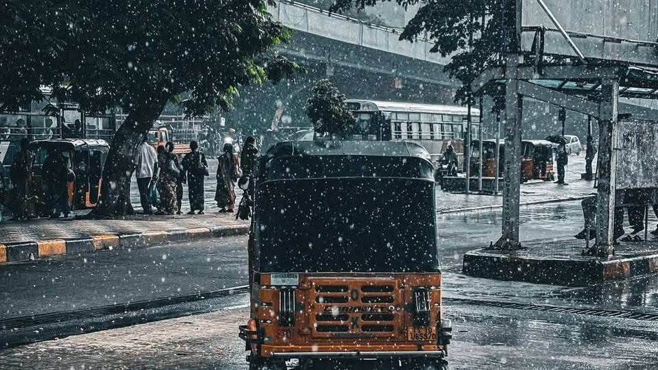 <p>జులై 30 నుంచి జులై 31 వరకు తెలంగాణలో అక్కడక్కడా తేలికపాటి నుండి ఒక మోస్తరు వర్షాలు కురిసే సూచనలు ఉన్నాయి. ఉపరితల గాలులు వీస్తాయి.</p>