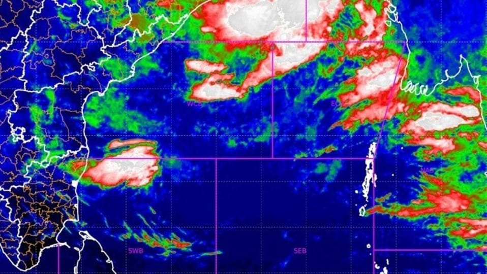 <p>తెలుగు రాష్ట్రాల వాతావరణంలో కీలక మార్పులు చోటుచేసుకుంటున్నాయి. వాయువ్య బంగాళాఖాతం, దానికి అనుకుని ఉన్న పశ్చిమ బెంగాల్ - ఉత్తర ఒడిశా తీరాల వద్ద నూతనంగా అల్పపీడనంర్పడింది. </p><p> </p>
