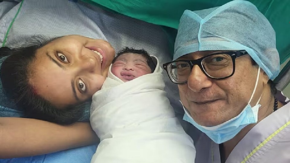 ৫৬ বছরে ৩য় বার বাবা হলেন কাঞ্চন, কৃষভির সাথে মিলিয়ে রাখলেন ছেলের নাম, জানুন অর্থ