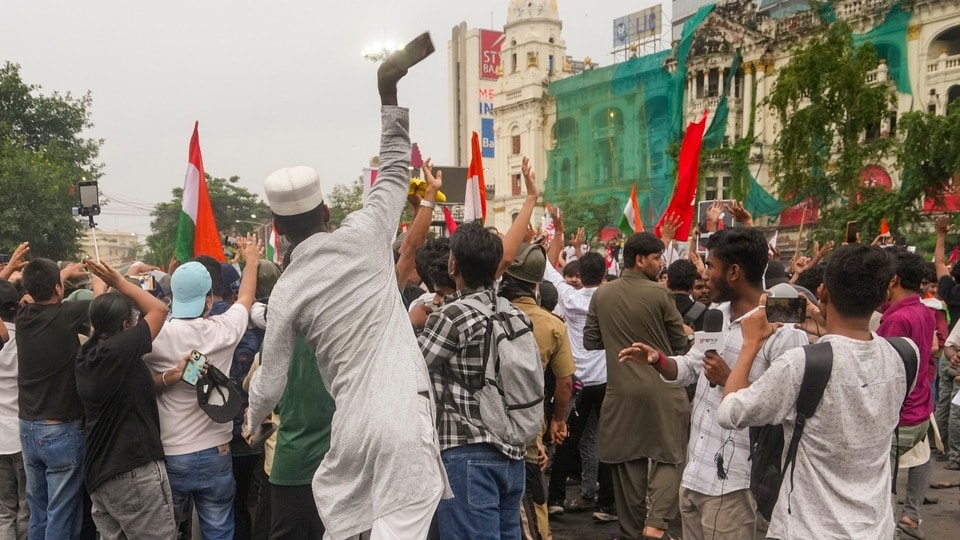 শুক্রবার কলকাতার ধর্মতলায় নিট কেলেঙ্কারির প্রতিবাদের নামে বাম ছাত্র সংগঠনের ডাকা মিছিল ঘিরে ব্যাপক উত্তেজনা ও সংঘর্ষের ঘটনা ঘটল। (PTI)