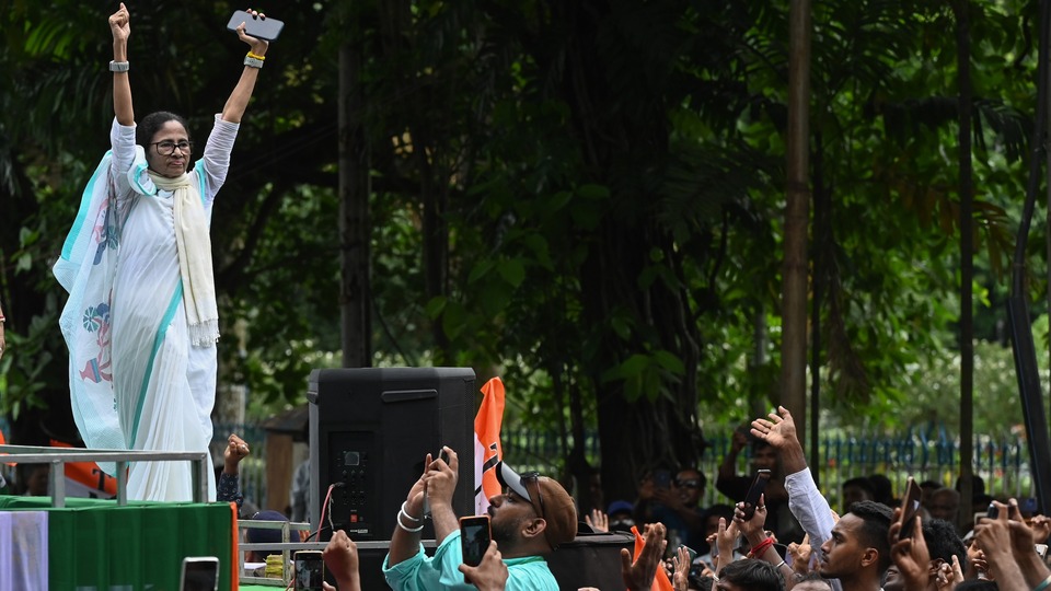 দলীয় এক শীর্ষ নেতা জানিয়েছেন, মমতা বন্দ্যোপাধ্যায়ের দিল্লিতে ককরোচ জনতা পার্টির কর্মসূচিতে যোগ দেওয়ার সম্ভাবনা রয়েছে। (Hindustan Times)