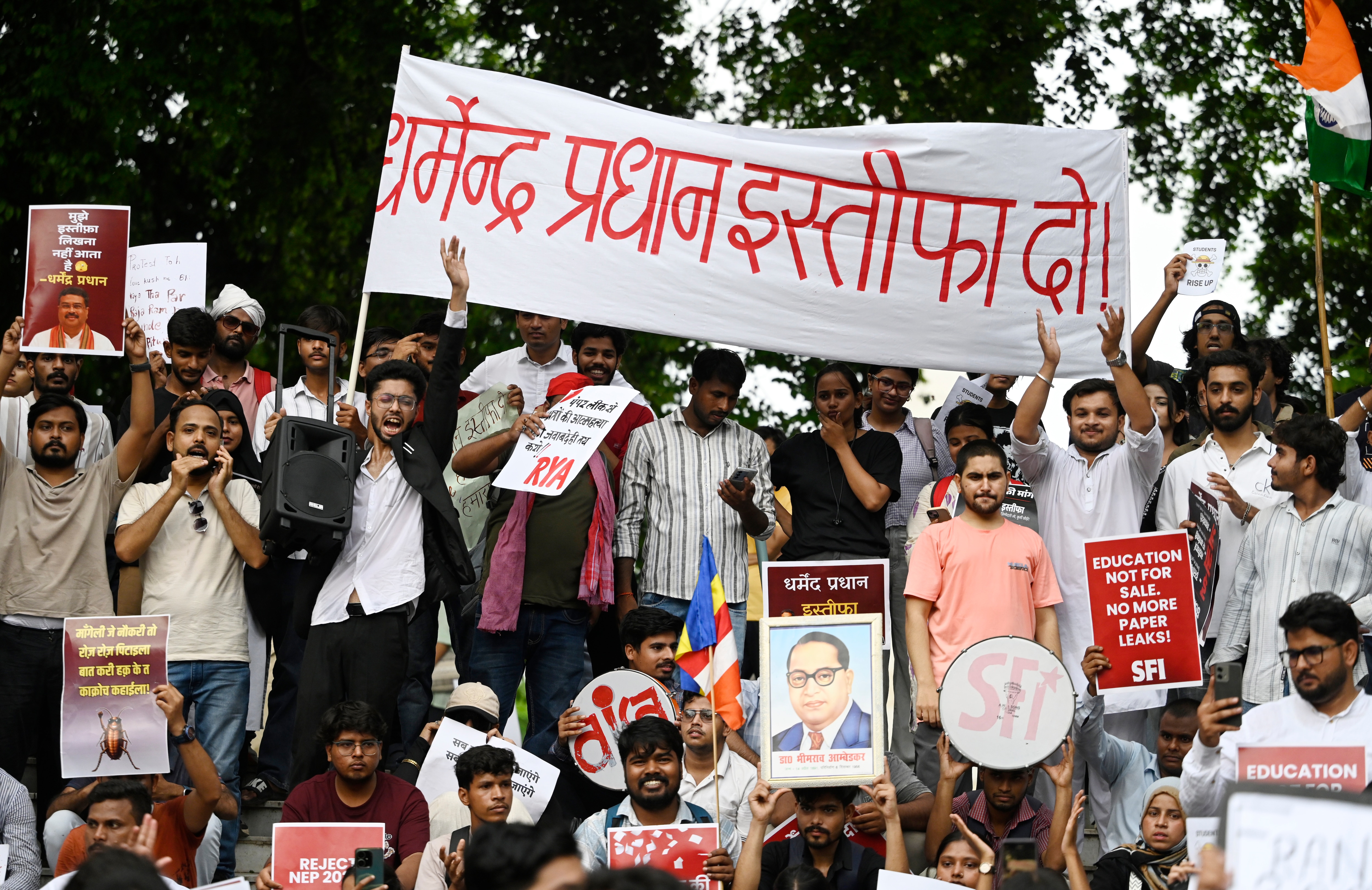 Students raise slogans during a protest march in Lucknow in solidarity with the ongoing protest at Jantar Mantar in New Delhi demanding Dharmendra Pradhan's resignation. (Photo by Deepak Gupta/HT)