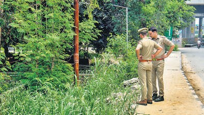 Around 9.45 am, police were alerted by locals through emergency helpline number 112 that a body was lying inside the bushes along the NH-09 in Ghaziabad. (Sakib Ali/HT Photo) Around 9.45 am, police were alerted by locals through emergency helpline number 112 that a body was lying inside the bushes along the NH-09 in Ghaziabad. (Sakib Ali/HT Photo)