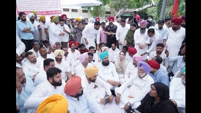Former chief minister Charanjit Singh Channi, leader of Opposition Partap Singh Bajwa, former deputy chief minister Sukhjinder Singh Randhawa and senior leader Rana Gurjit Singh visiting the protesting sanitation workers in Barnala on Saturday. (HT) Former chief minister Charanjit Singh Channi, leader of Opposition Partap Singh Bajwa, former deputy chief minister Sukhjinder Singh Randhawa and senior leader Rana Gurjit Singh visiting the protesting sanitation workers in Barnala on Saturday. (HT)