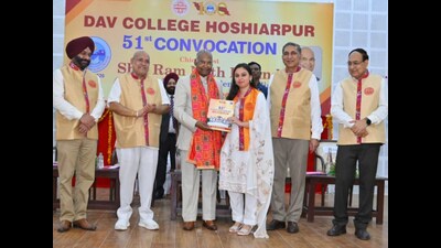 Former president Ram Nath Kovind conferring degrees on students at DAV College in Hoshiarpur on Sunday. (HT photo) Former president Ram Nath Kovind conferring degrees on students at DAV College in Hoshiarpur on Sunday. (HT photo)