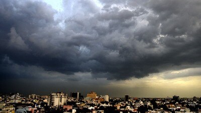 <p>దక్షిణ కోస్తాంధ్ర జిల్లాల్లో తేలికపాటి నుంచి మోస్తరు వర్షాలు లేదా ఉరుములతో కూడిన జల్లులు పడే అవకాశం ఉంది. అక్కడక్కడ ఉరుములు, మెరుపులతో పాటు గంటకు 40 నుంచి 50 కిలోమీటర్ల వేగంతో ఈదురుగాలులు వీస్తాయి. వర్షం పడని సమయంలో వేడి, తేమతో కూడిన ఉక్కపోత వాతావరణం ఏర్పడి ప్రజలకు అసౌకర్యంగా మారే అవకాశం ఉందని వాతావరణ శాఖ పేర్కొంది.</p> <p>దక్షిణ కోస్తాంధ్ర జిల్లాల్లో తేలికపాటి నుంచి మోస్తరు వర్షాలు లేదా ఉరుములతో కూడిన జల్లులు పడే అవకాశం ఉంది. అక్కడక్కడ ఉరుములు, మెరుపులతో పాటు గంటకు 40 నుంచి 50 కిలోమీటర్ల వేగంతో ఈదురుగాలులు వీస్తాయి. వర్షం పడని సమయంలో వేడి, తేమతో కూడిన ఉక్కపోత వాతావరణం ఏర్పడి ప్రజలకు అసౌకర్యంగా మారే అవకాశం ఉందని వాతావరణ శాఖ పేర్కొంది.</p>