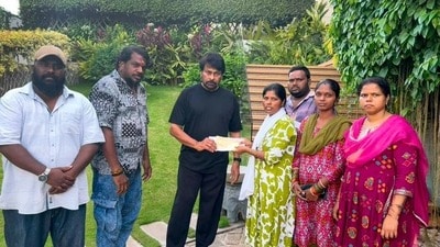 మరోసారి మంచి మనసు చాటుకున్న మెగాస్టార్.. గబ్బర్ సింగ్ రమేష్ కు చిరంజీవి సాయం (x) మరోసారి మంచి మనసు చాటుకున్న మెగాస్టార్.. గబ్బర్ సింగ్ రమేష్ కు చిరంజీవి సాయం (x)