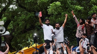 অভিজিৎ দীপকের ভাষণে সোনম ওয়াংচুকের নাম না আসায় অনেকেই বিস্ময় প্রকাশ করেন।